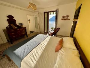 Ένα ή περισσότερα κρεβάτια σε δωμάτιο στο Daisy One Bedroom Lake View, Private Terrace & Garden