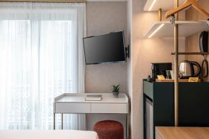 Kuchyň nebo kuchyňský kout v ubytování Emilion Hotel