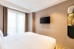 TV a/nebo společenská místnost v ubytování Emilion Hotel