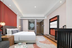 Postel nebo postele na pokoji v ubytování Mansion New Century Hotel Chengdu Wuhou