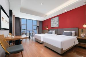 Postel nebo postele na pokoji v ubytování Mansion New Century Hotel Chengdu Wuhou