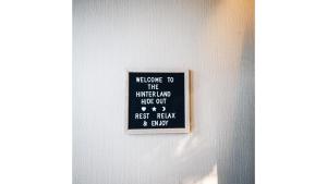 Hinterland Hideout by Tiny Away的证书、奖牌、标识或其他文件