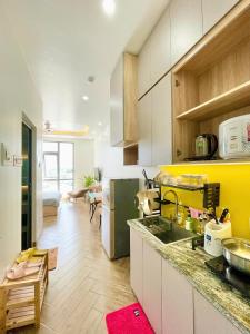 Kuchyň nebo kuchyňský kout v ubytování Dr 501 Modern studio with city view and kitchen