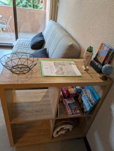 einen Couchtisch mit einem Buch darauf neben einer Couch in der Unterkunft Au Châtaignier Corse in Vico