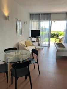A television and/or entertainment centre at Grand studio rte des sanguinaires Superbe vue Mer
