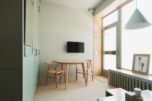 Μια τηλεόραση ή/και κέντρο ψυχαγωγίας στο Spacious & Cozy Studio Apartment