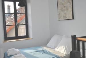 Katil atau katil-katil dalam bilik di Charmant T2 Duplex avec Terrasse au bord du Clain