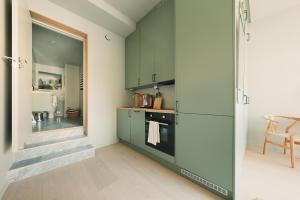 Η κουζίνα ή μικρή κουζίνα στο Spacious & Cozy Studio Apartment +28 φωτογραφίες