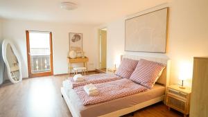 a bedroom with a bed and a large painting on the wall at Papyrer Apartment - Stilvolles Apartment in Lenggries in Lenggries