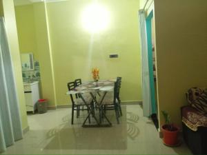 Una mesa de comedor y sillas en una habitación. en jajabor Homestay, en Jāmb