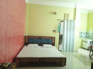 un dormitorio con una cama en una habitación en jajabor Homestay, en Jāmb