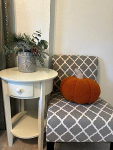 Ruang duduk di Charming Suite with privacy