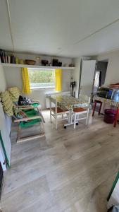 Χώρος καθιστικού στο Mobile home toutes saisons +25 φωτογραφίες