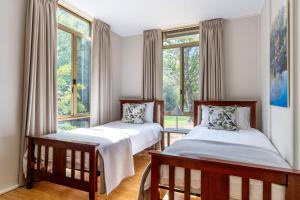 Postel nebo postele na pokoji v ubytování River Bend Retreat I Private Properties