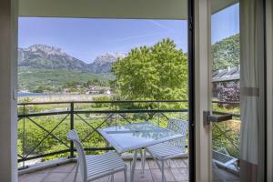 デュアンにあるRoseaux du Lacの景色を望むバルコニー(テーブル、椅子付) +7枚の写真