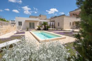 una casa con piscina en un patio en Villa Magliese, en Maglie