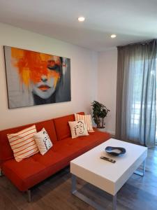 a living room with a red couch and a white coffee table at Zentral-Stilvoll-schöne Aussicht-Mediapaket-EN1 in Ennepetal