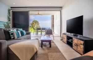 TV a/nebo společenská místnost v ubytování Sunset and Sea Views - Two Bed Apt Central Tamarin