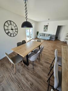 Posezení v ubytování Exklusive COZY 3-Zi-Penthouse mit großer Dachterrasse Nähe Europa Park und Rulantica