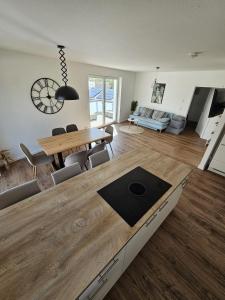 Posezení v ubytování Exklusive COZY 3-Zi-Penthouse mit großer Dachterrasse Nähe Europa Park und Rulantica