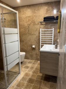 Bilik mandi di Grand Tamaris Hosting