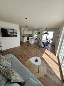 Kuchyň nebo kuchyňský kout v ubytování Exklusive COZY 3-Zi-Penthouse mit großer Dachterrasse Nähe Europa Park und Rulantica