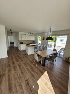 Kuchyň nebo kuchyňský kout v ubytování Exklusive COZY 3-Zi-Penthouse mit großer Dachterrasse Nähe Europa Park und Rulantica