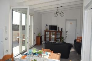 una sala de estar con un sofá y una mesa en Moon - Casa Vacanze, en Su Forti