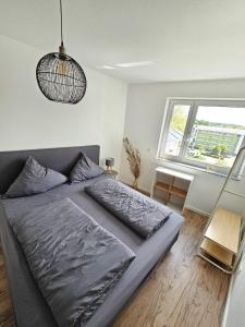 Postel nebo postele na pokoji v ubytování Exklusive COZY 3-Zi-Penthouse mit großer Dachterrasse Nähe Europa Park und Rulantica