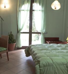 バゲリーアにあるAgriturismo Rajataのベッドルーム(大型ベッド1台、窓付)