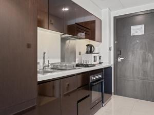 Fotografie z fotogalerie ubytování Sunlit Studio Haven - Luxury Living in Majestine v Dubaji