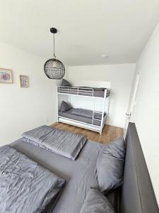 Postel nebo postele na pokoji v ubytování Exklusive COZY 3-Zi-Penthouse mit großer Dachterrasse Nähe Europa Park und Rulantica