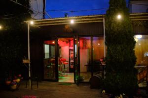 乔尔蓬阿塔В Гостях на Иссык-Куле的夜间门敞开的建筑物 更多11张照片