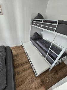 Palanda nebo palandy na pokoji v ubytování Exklusive COZY 3-Zi-Penthouse mit großer Dachterrasse Nähe Europa Park und Rulantica