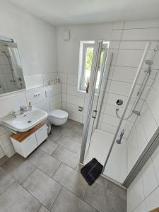 Koupelna v ubytování Exklusive COZY 3-Zi-Penthouse mit großer Dachterrasse Nähe Europa Park und Rulantica