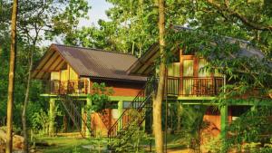 una casa nel bosco con balcone di Sigiri SAAT Cabana a Sigiriya