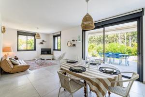 Posedenie v ubytovaní L'Oasis Cassidaine - jardin 120m2, 2 places parking proche center et mer