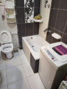 Koupelna v ubytování pyramids quite flat near new museum & hadayk ahram