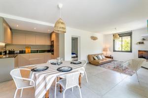 Kuchyňa alebo kuchynka v ubytovaní L'Oasis Cassidaine - jardin 120m2, 2 places parking proche center et mer + 13 fotografií