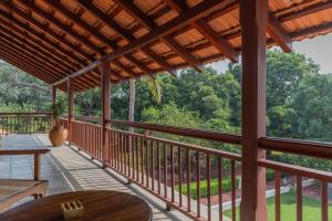 un porche con vistas al bosque en Rambha Palace, en Rambha