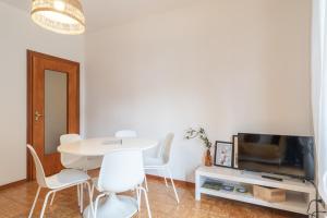 Cassina ValsassinaYour perfect stay in Cassina Valsassina的带桌子和电视的客厅