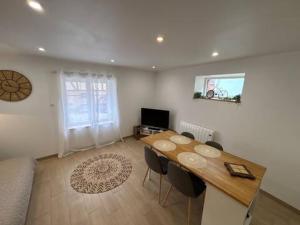 TV a/nebo společenská místnost v ubytování L'ecrin d'Alsace