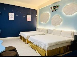 Una cama o camas en una habitación de 日晴民宿 Sun Day