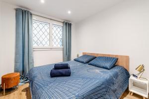 una camera da letto con un letto con lenzuola blu e una finestra di Panoramic vue cassis a Cassis