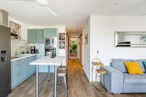 una cucina e un soggiorno con un divano e un tavolo di Panoramic vue cassis a Cassis Altre 15 foto