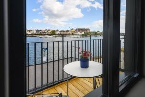 Rõdu või terrass majutusasutuses Blomlöfs Hotell Saltö