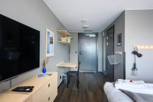 TV a/nebo společenská místnost v ubytování Blomlöfs Hotell Saltö