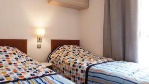 Giường trong phòng chung tại Camping le Méditerranée