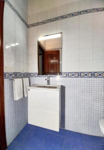 a bathroom with a sink and a mirror at Precioso Ático con Vistas en El Capricho de Colombres, Asturias in Colombres