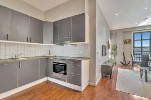 Η κουζίνα ή μικρή κουζίνα στο Heimby - Seaside View Luxury - Free Parking